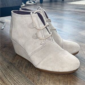 Tom’s wedges new without box